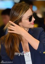 组图：米兰达可儿赴韩 正装配运动鞋不走寻常路