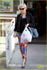 组图：43岁史蒂芬妮挺孕肚出街辣妈范十足