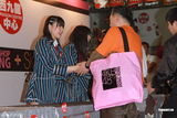 组图：AKB48香港举行握手会 防骚扰要歌迷先洗手