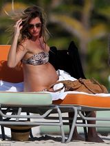 组图：吉赛尔-邦辰带球享日光浴 豹纹比基尼晒巨肚