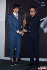 组图：林俊杰发布新专辑 秀棒球阳光帅气