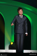 组图：张信哲红馆开唱 深情演绎哲式情歌