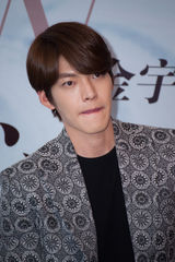 组图：金宇彬上海会粉丝 最想合作成龙章子怡