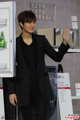 组图：李敏镐频繁抵沪捞金 再现继承者造型