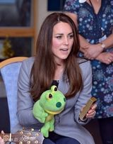 组图：凯特王妃造访儿童收容所 爱抚病童显母爱