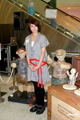 幻灯图：梁咏琪曾为初恋男友织围巾 否认恋上老外 