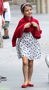 组图：凯蒂-赫尔姆斯带苏瑞玩耍显露母爱