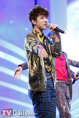 组图：韩女团舞台装尺度无下限 薄纱透视露底