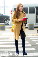 组图：韩星朴敏英赴港 穿驼色大衣甜笑亲和