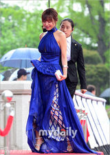 组图：《请回答1997》申素律蓝裙典雅吐舌卖萌