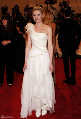 高清组图：纽约大都会庆典 邓斯特白色单肩礼服