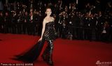 组图：章子怡戛纳走秀抹胸长裙秀美肩