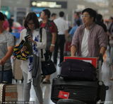 组图：贾静雯现身机场 同性密友帮运行李