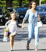 组图：杰西卡-阿尔芭母女靓装出行 潮范十足