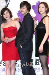 幻灯图：崔贞媛美艳红裙出席SBS新剧发布会