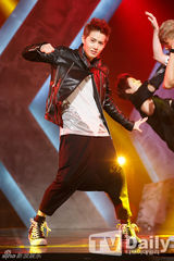 组图：神话打榜夺冠李孝利性感 EXO回归显狼性