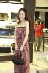 组图：张静初印花裙复古迷人 新一年继续做好自己