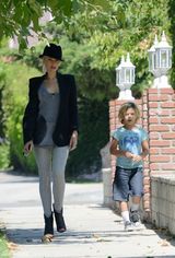 组图：酷妈格温-斯蒂芬妮型爆装扮带两子出行