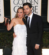 高清组图：“蜘蛛侠”托比-马奎尔携娇妻秀恩爱