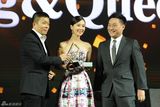 组图：刘诗诗收获2013新浪微博之夜Queen称号