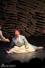 组图：刘晓晔领衔主演《混小子狂欢节》变老妈妈