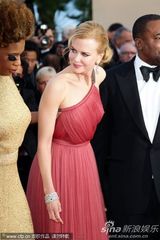 组图：妮可戛纳走秀风情露背 真空激凸艳光四射