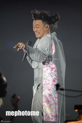 组图：陈奕迅多伦多开唱 头发直立造型搞怪