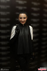 组图：黄晓明黑超遮面 孙俪秀长腿性感吸睛