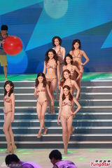 组图：港姐泳装秀热辣美胸 蛮腰翘臀各展风情