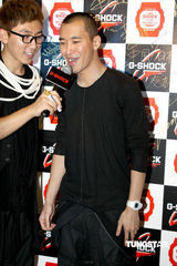 组图：黄立行代言某名表活动 深夜12点出席酒吧