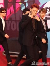 EXO亮相风云榜红毯 西装帅气成员魅力热舞(图)