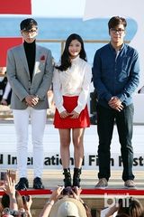 组图：BigbangTOP与金有贞亮相宣传《同窗生》