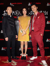 “栗子姐”高露短裙出镜 复古妆容红唇诱人(图)