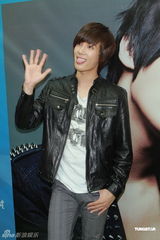 组图：朴政珉举办香港签名会 遭粉丝写错名字