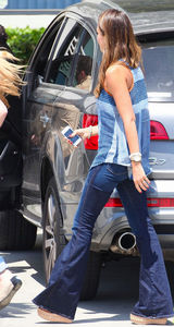 组图：杰西卡-阿尔芭街拍 条纹上衣搭牛仔裤