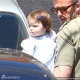 组图：贝克汉姆携可爱女儿为爱妻维多利亚庆生