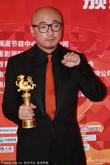组图：徐铮获最受欢迎导演奖 摆手势搞笑卖萌