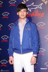 组图：王阳明出席品牌活动 获温升豪赞身材好