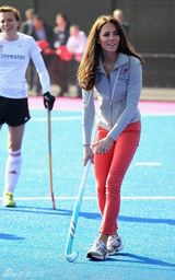 组图：凯特王妃玩曲棍球 大秀运动天赋