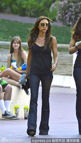 组图：贝嫂吊带装携三子玩耍 大儿子变空中飞人