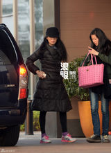 组图：舒淇京城密室拍戏 老母贴身陪同解寂寞