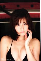 组图：日本模特杉本有美展深V诱惑