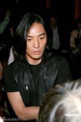 幻灯图：时隔13年郑伊健再演古惑仔 与陈小春携手