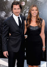 组图：贝尔和哈迪携妻甜蜜亮相《蝙蝠侠》首映