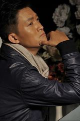 组图：杨志刚温情写真曝光 淡然随意显秋日温暖