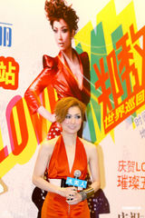 幻灯图集：郑秀文亮相上海 礼服缝合处突起像凸点