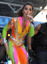 组图：英国美女谢丽尔-科尔性感短裙亮相