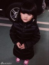 组图：Angela生活照宛若时装秀 超萌小妞爱发箍