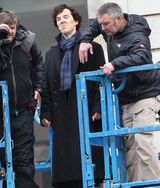 组图：《夏洛克》再曝片场照 卷福揭生死谜团