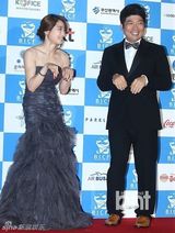 组图：韩国际喜剧节红毯挤胸熊抱肉搏精彩不断